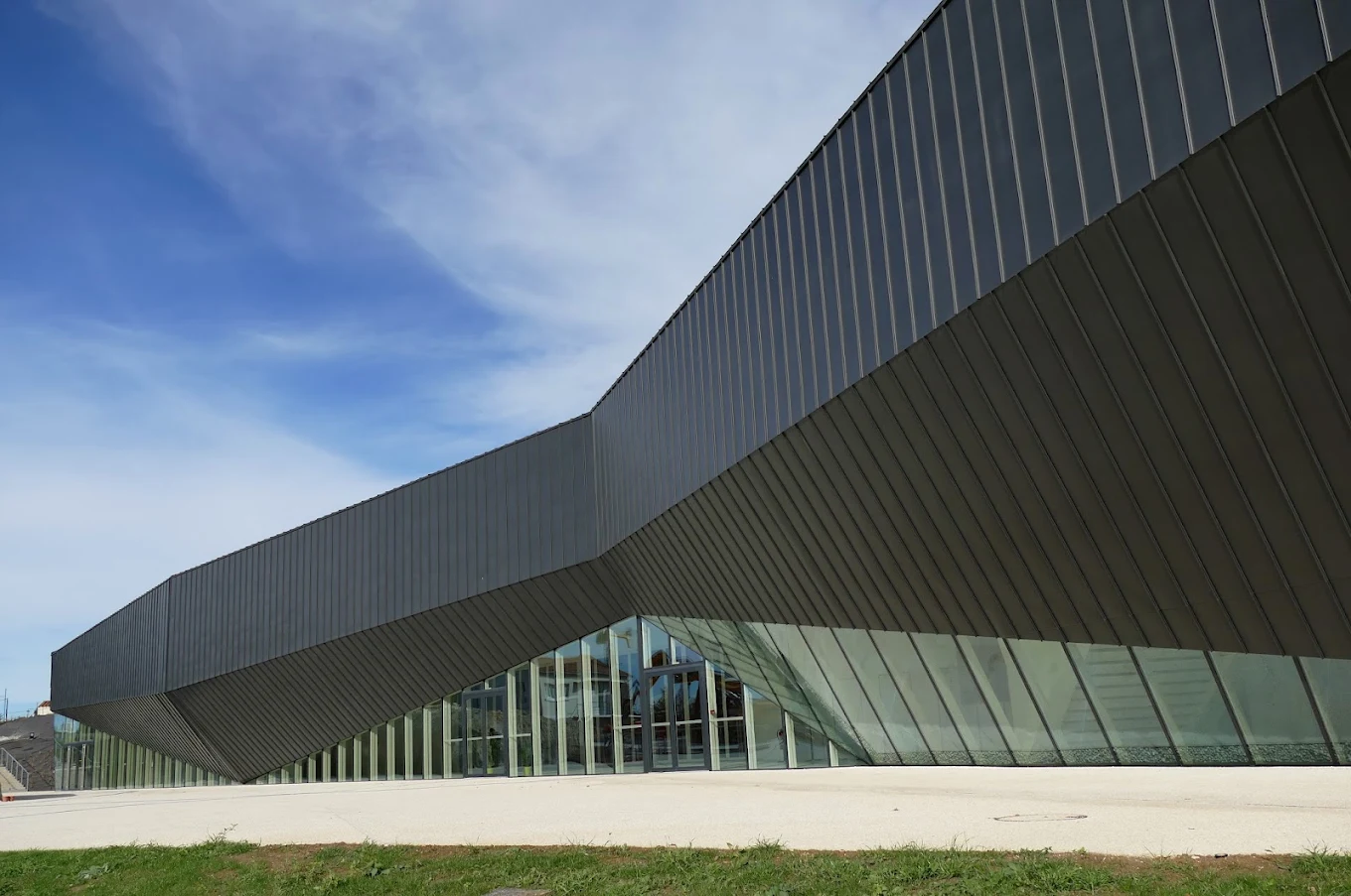 La façade du Centre des Congrès de Haute-Saintonge, à Jonzac
